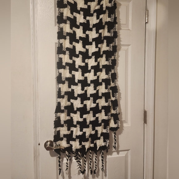 Black and white scarf, very long and wide from Lane Bryant. One size - Picture 1 of 4